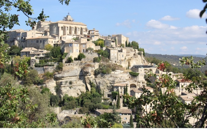 Vue panoramique du village de Gordes – trajet en taxi ou VTC depuis Marseille