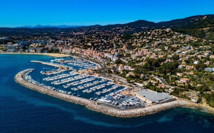 Port du Lavandou vu de loin – trajet en VTC ou taxi depuis Marseille