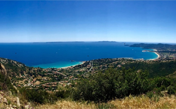 Collines surplombant le Lavandou – transport VTC depuis Marseille